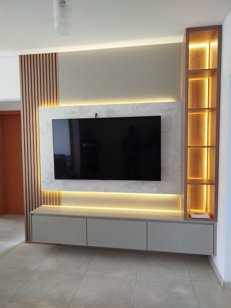 Sala planejada Create em madeira e tons neutros