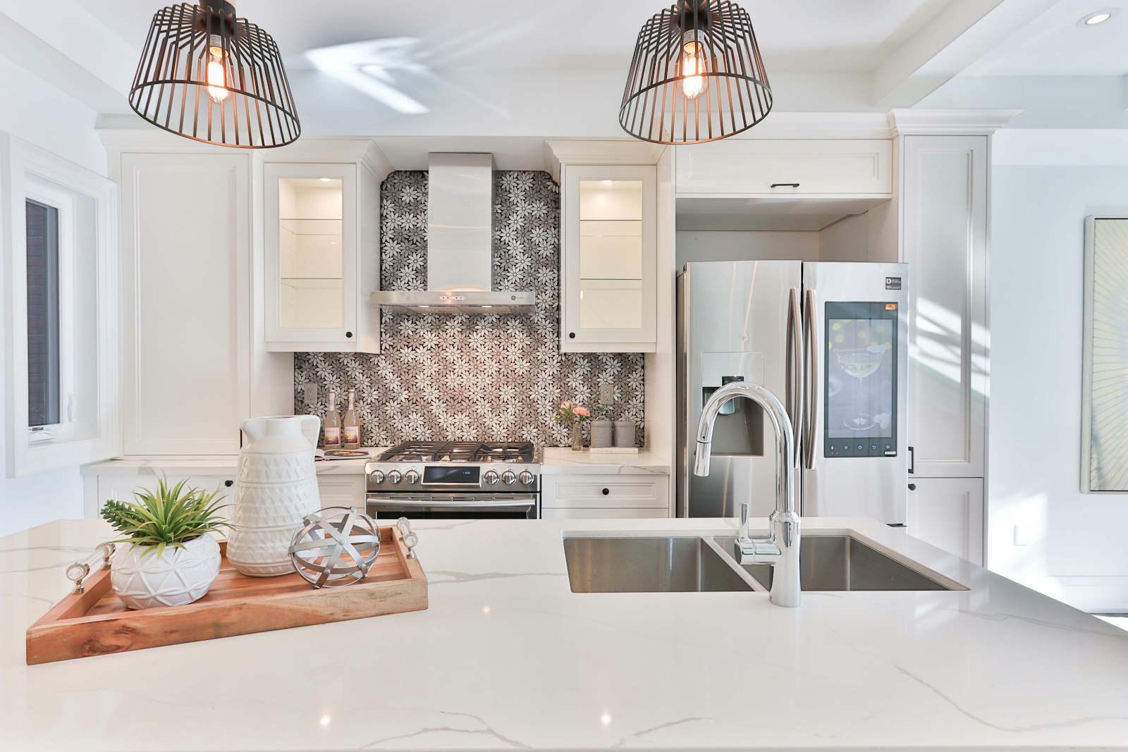 Cozinha contemporânea com ilha e marcenaria amadeirada